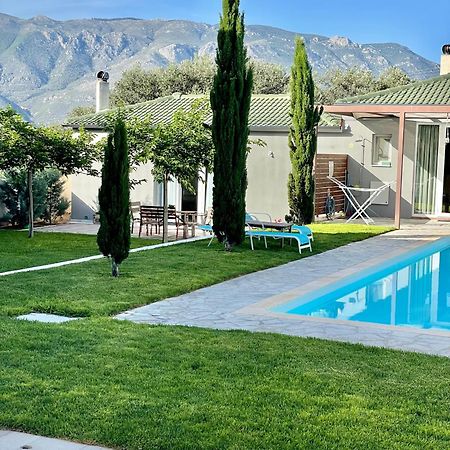 Pool Guesthouse Corinth エクステリア 写真