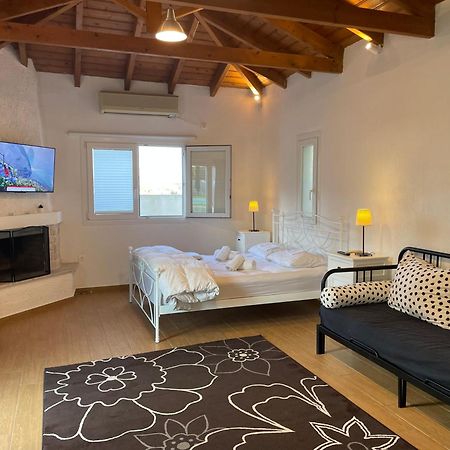 Pool Guesthouse Corinth エクステリア 写真