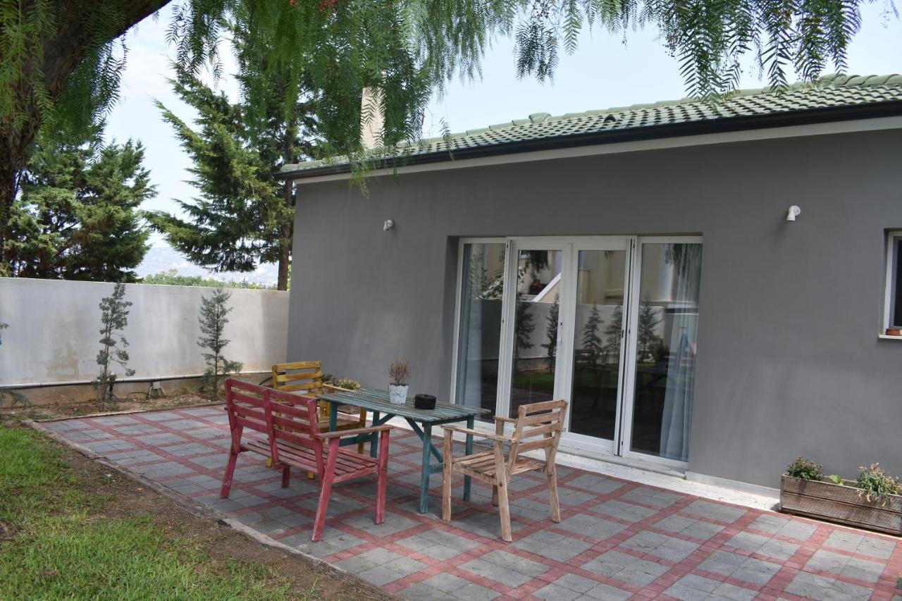 Pool Guesthouse Corinth エクステリア 写真