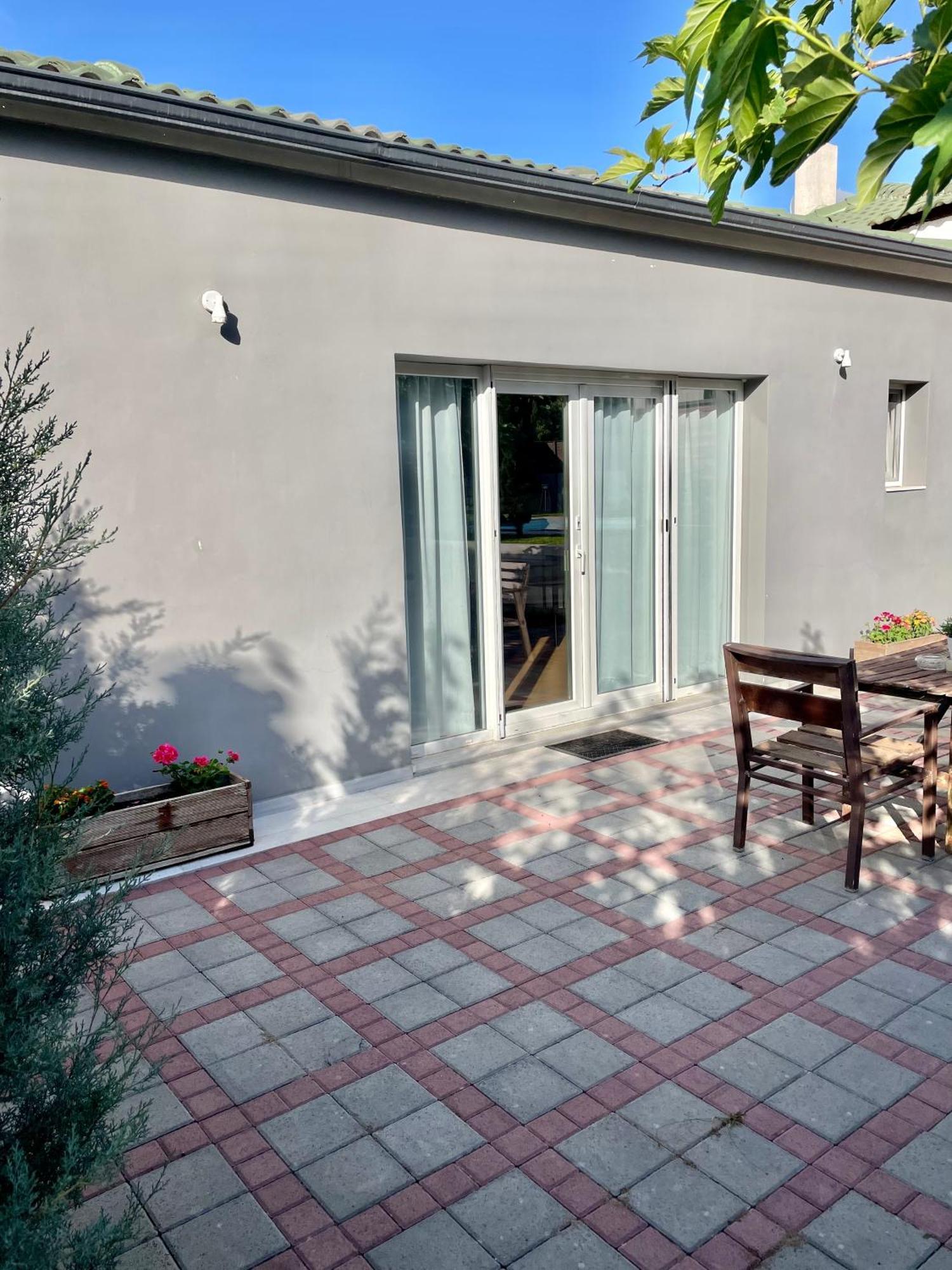 Pool Guesthouse Corinth エクステリア 写真