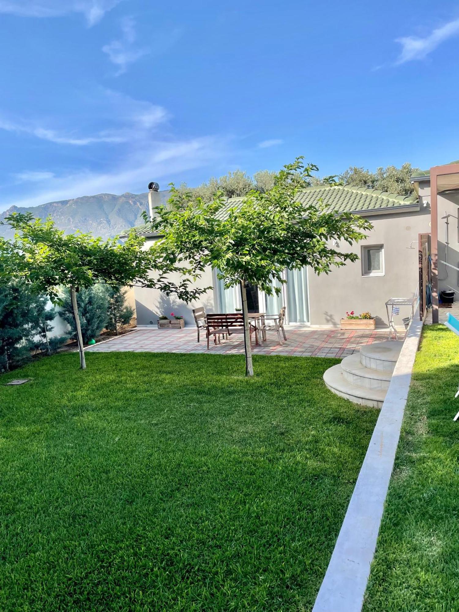 Pool Guesthouse Corinth エクステリア 写真