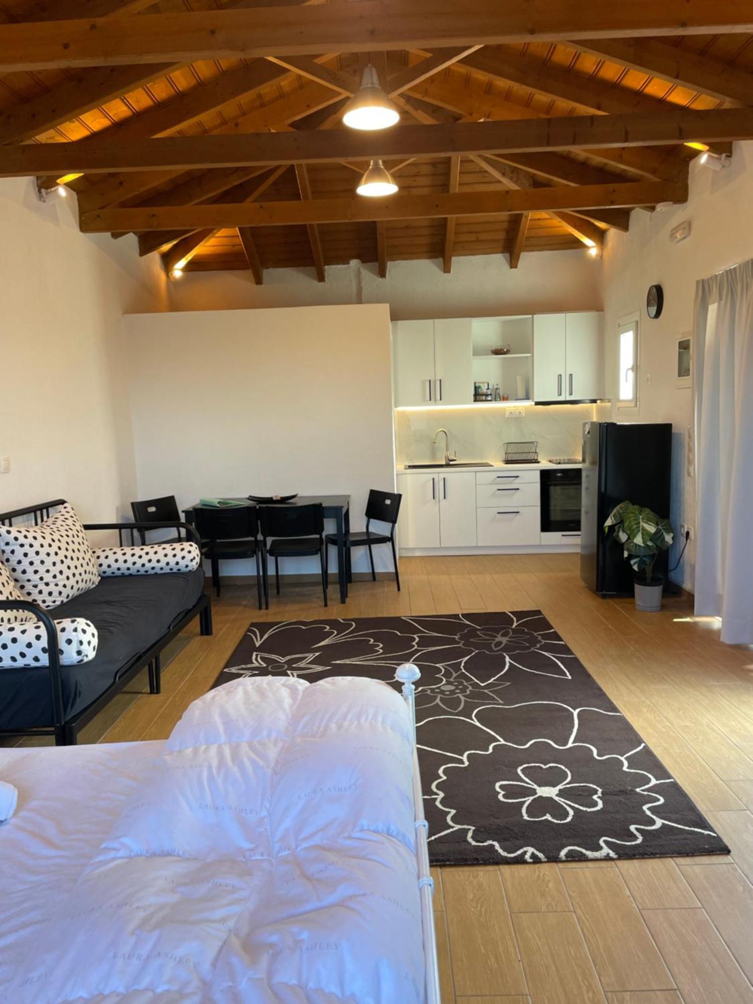 Pool Guesthouse Corinth エクステリア 写真