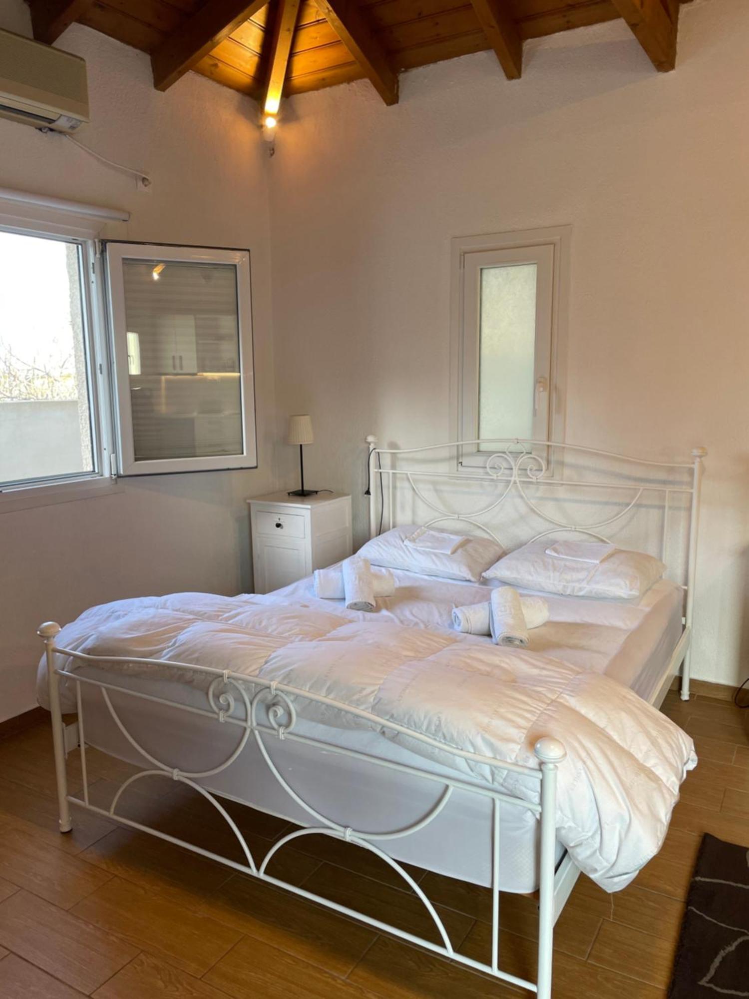 Pool Guesthouse Corinth エクステリア 写真
