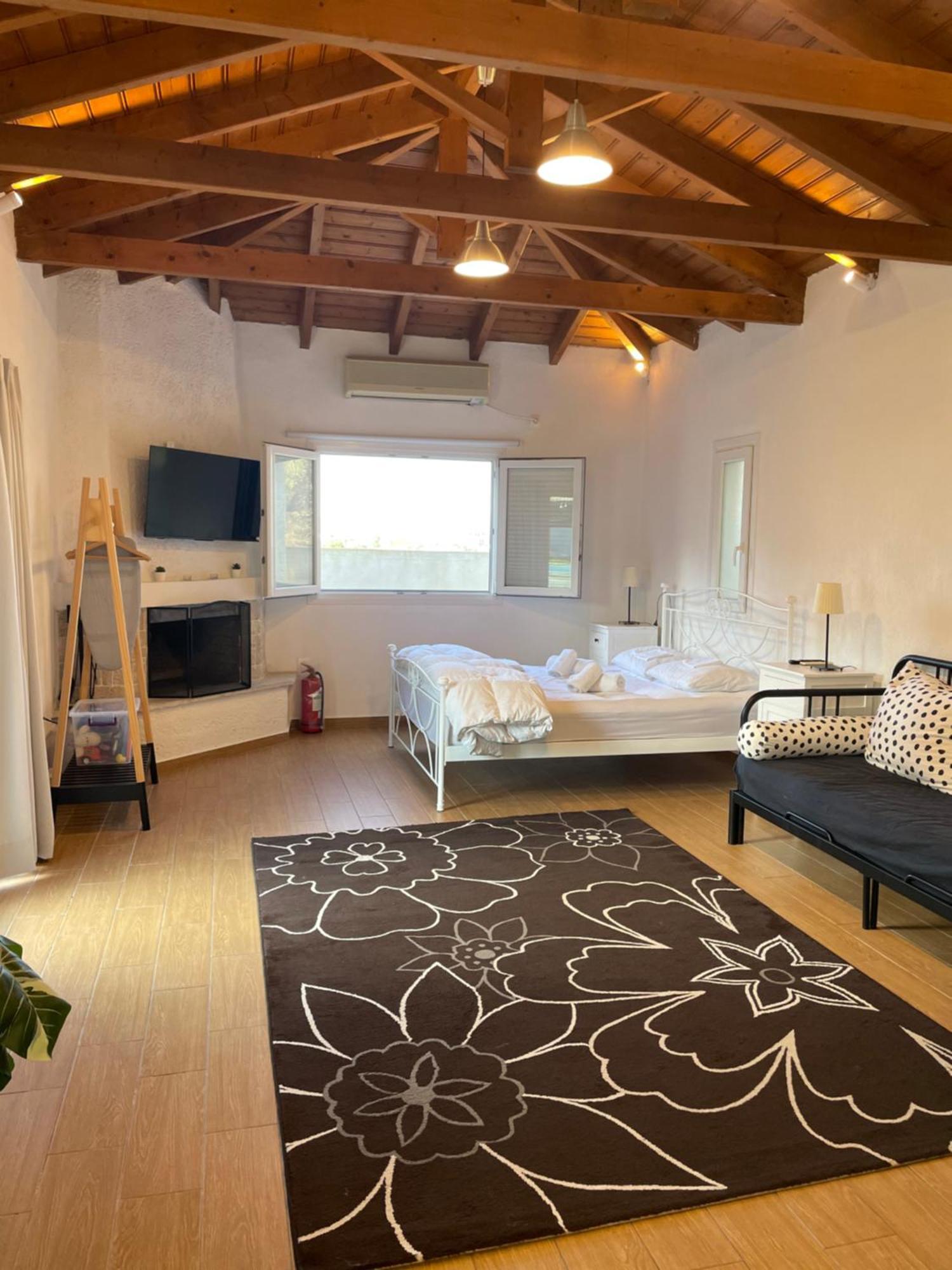Pool Guesthouse Corinth エクステリア 写真