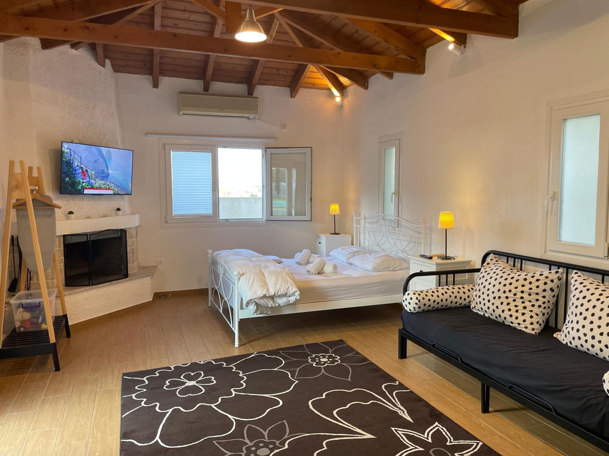 Pool Guesthouse Corinth エクステリア 写真