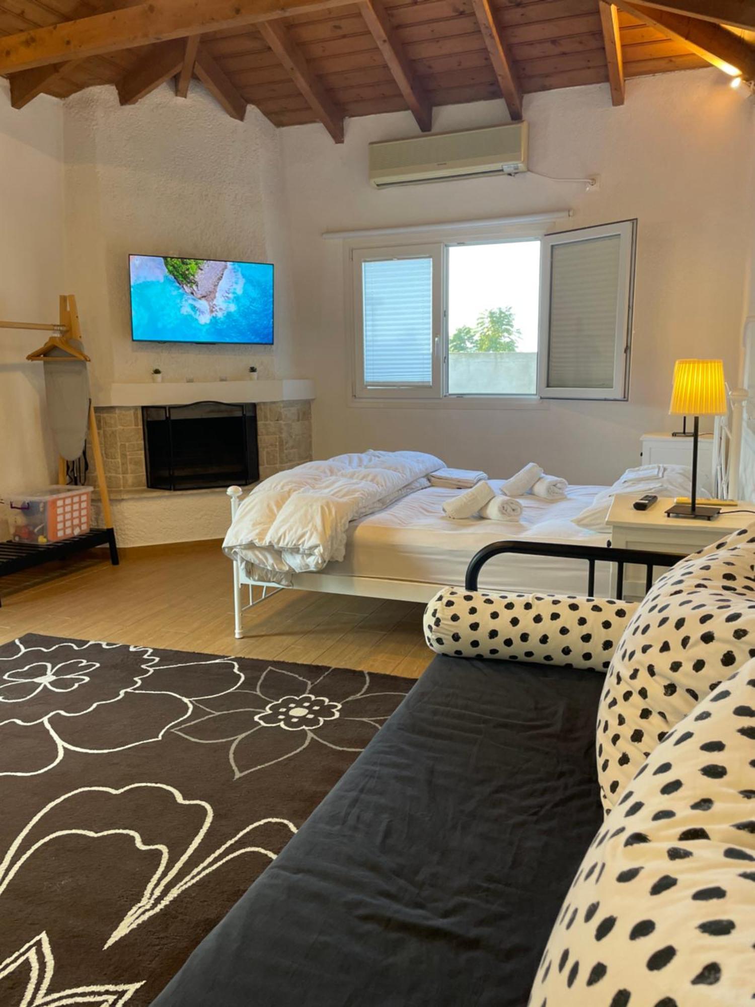 Pool Guesthouse Corinth エクステリア 写真
